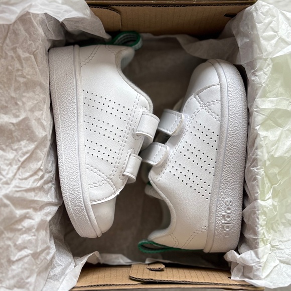 Kids Adidas white sneakers. Green stripe accent. Size 3K 9-12 months - Picture 7 of 9